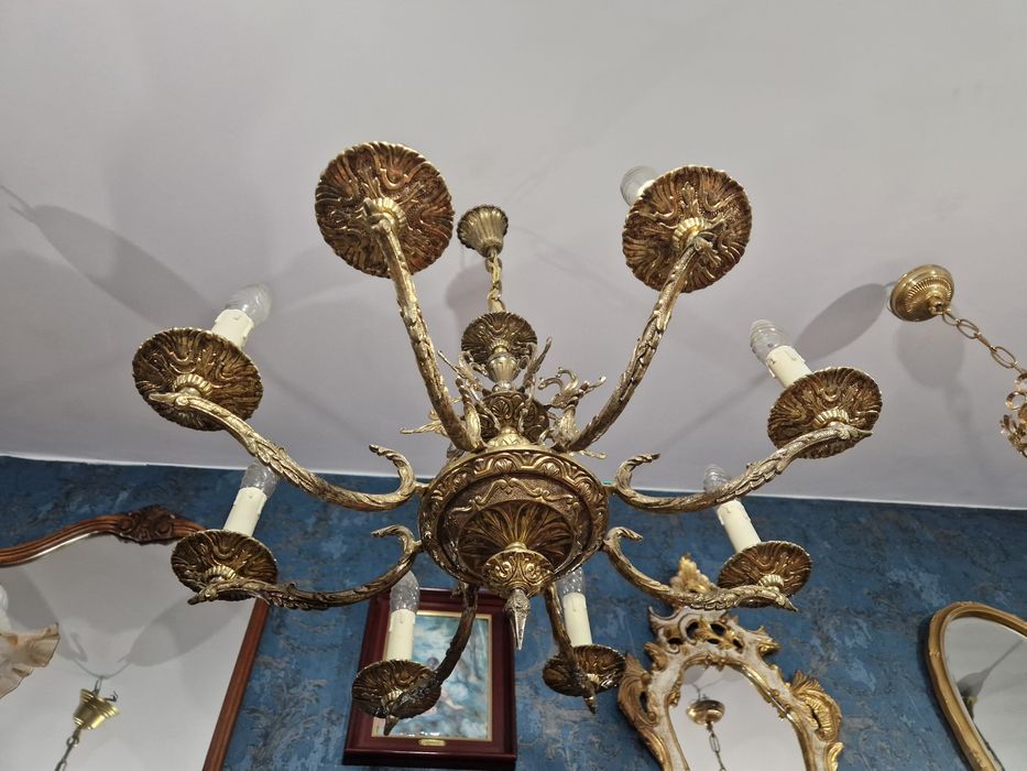 Piękny stylowy żyrandol mosiężny