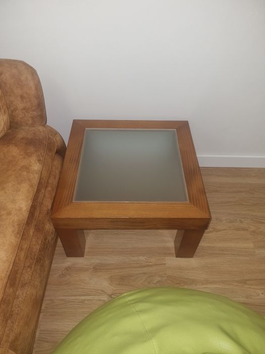 Vendo mesa de centro em madeira com tampo de vidro em excelente estado