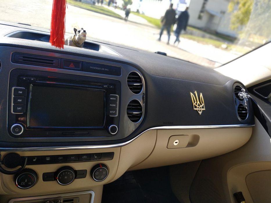 Автототранспорт Фольксваген-Тигуан серебристо серого цвета