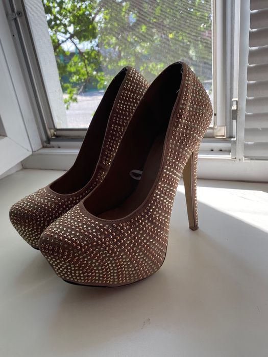 Продам святкові туфлі