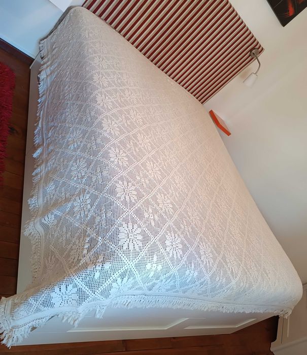 Colcha em renda para cama de casal.