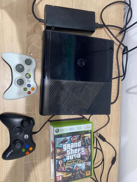 Xbox 360 slim E z dwoma padami, kablami i grami
