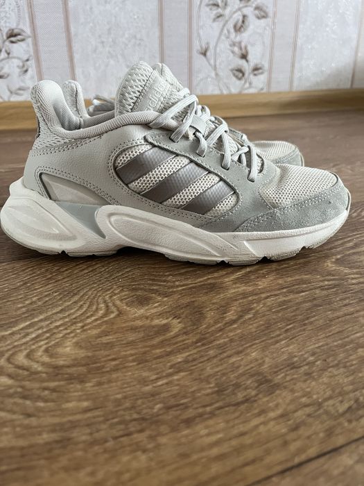 Жіночі кросівки.