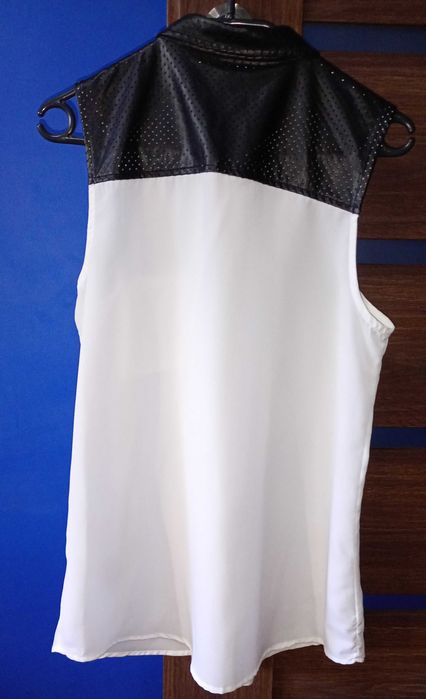 Koszula Sinsay biała wstawki skóry bez rękawów rozm. M biało czarna