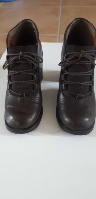 Sapatos em pele castanhos