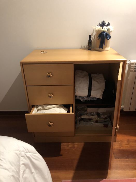 Comoda e madeira de pinho