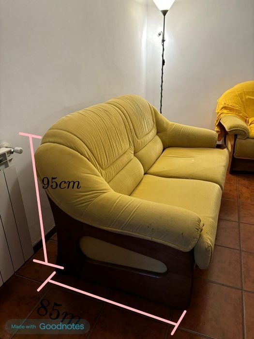 Sofás de madeira polida