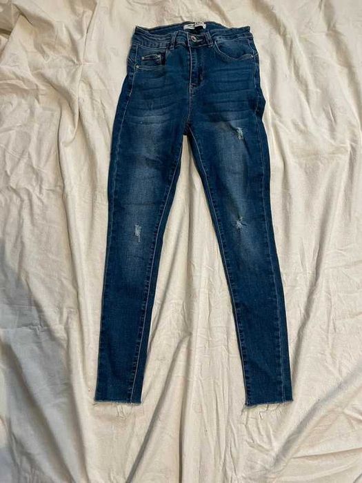 Calças de ganga justas push up com detalhe de rasgos