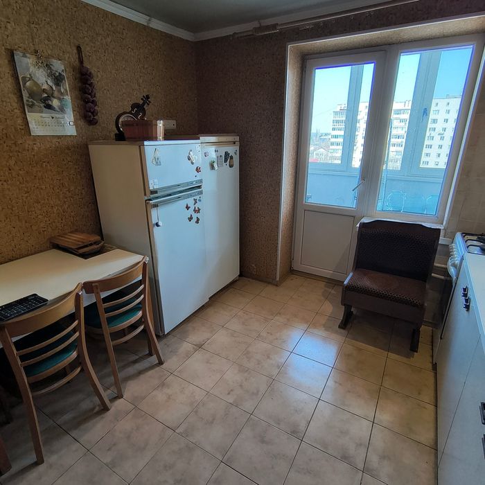 Продам 4-кімнатну на початку Проспекту Миру