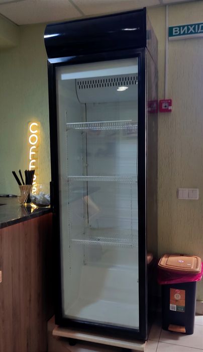 Холодильник однокамерный чёрного цвета