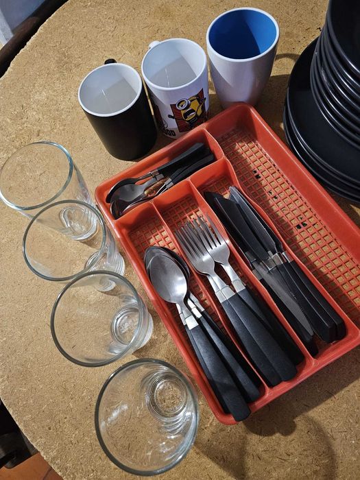 Conjunto loiça IKEA preta + talheres e copos (tudo junto)