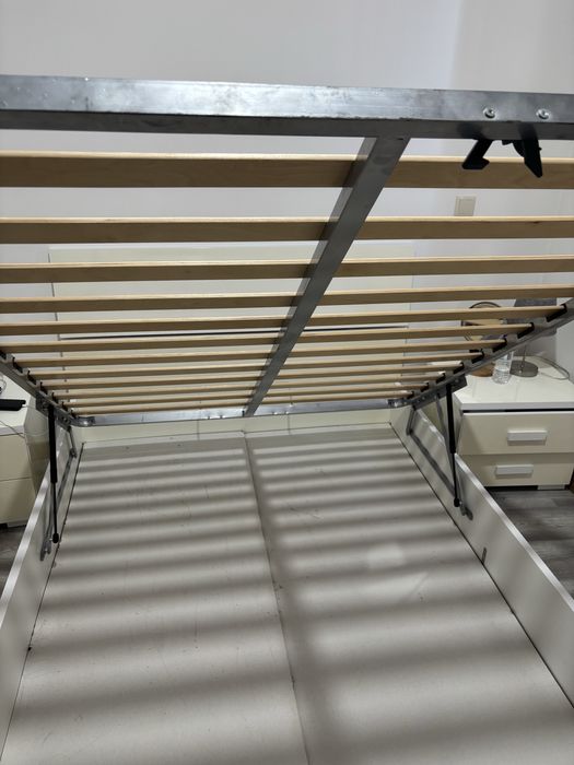 Somier branco com estrado