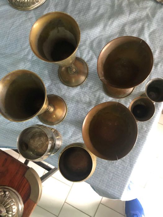 Conjunto de Taças e Cálices Antigos em Metal