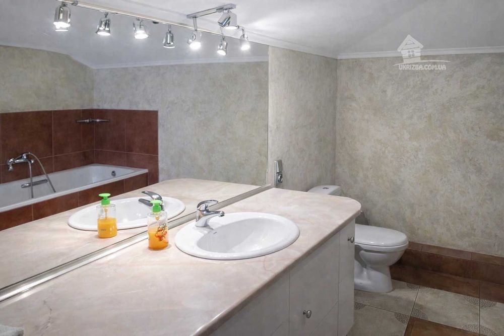 Дом 450 кв. До 35 человек. Сауна, беседка, теннис, генератор, бассейн.