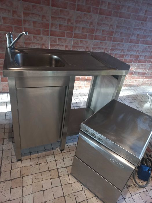 Bancada de inox com lava-louça