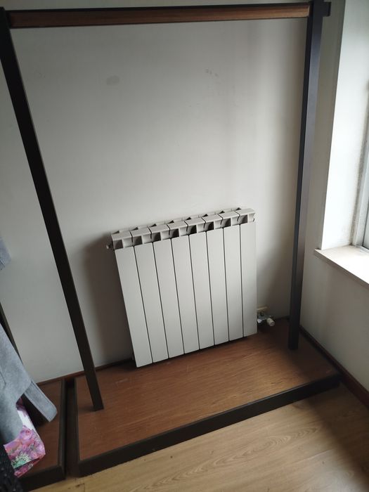 Roupeiro-charriô em metal e madeira