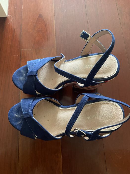 Sapato de salto compensado