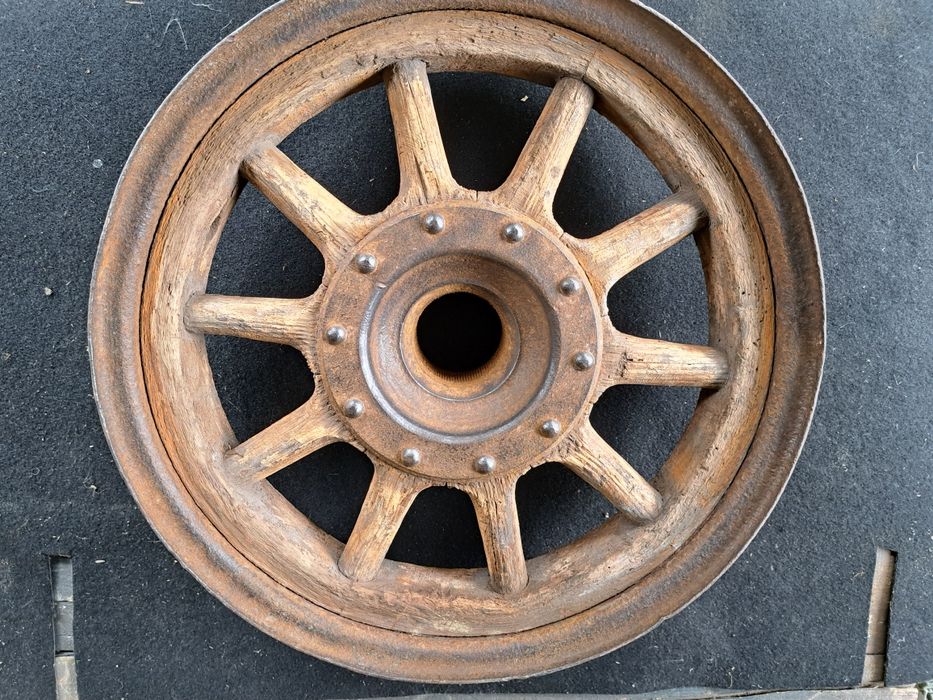 Drewniane koło samochodowe