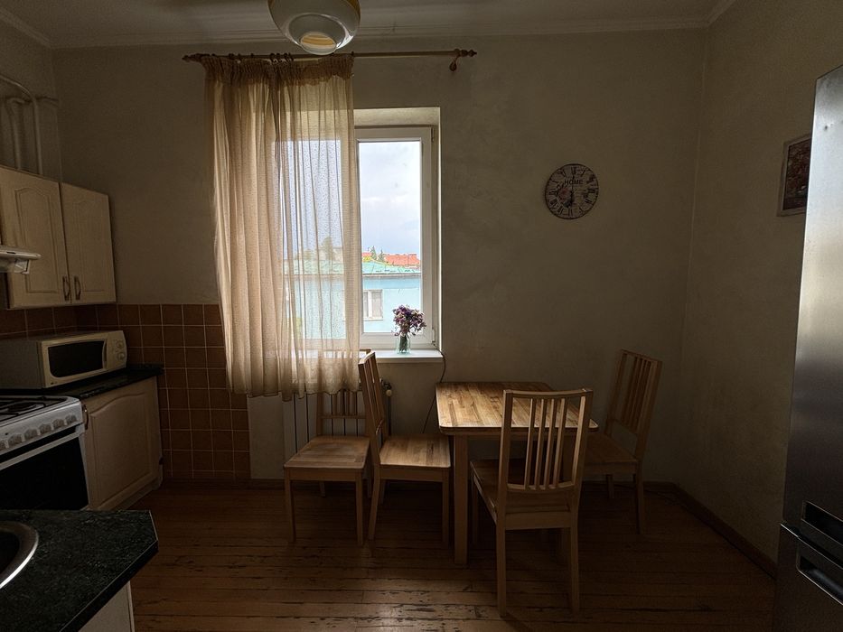 Трикімнатна квартира подобово біля собору