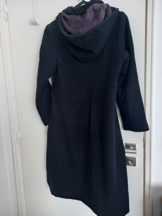 Casaco de fazenda azul com capucho