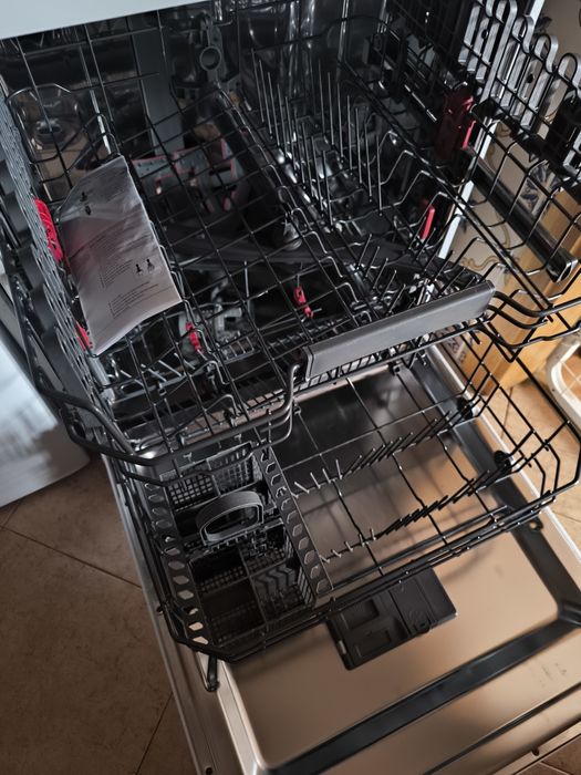 Máquina de lavar loiça Whirlpool e Máquina de lavar roupas Indesit 7kg