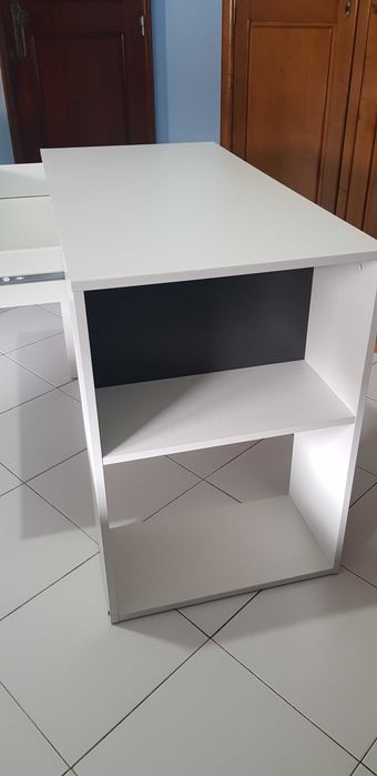 Secretária com 1 Gaveta : 101 cm Largura x 73 cm Altura x 50 cm Prof