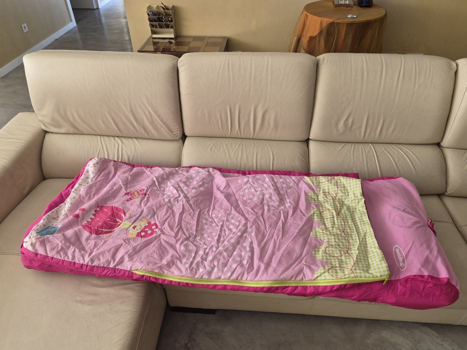 Saco cama e colchão insuflável integrado