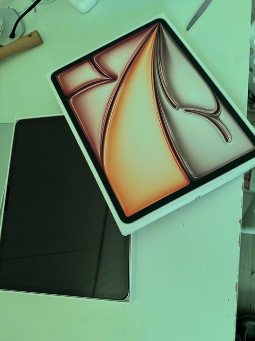 iPad Air 13” M3 – 128GB – Like New – 100% Battery (36 Cycles)