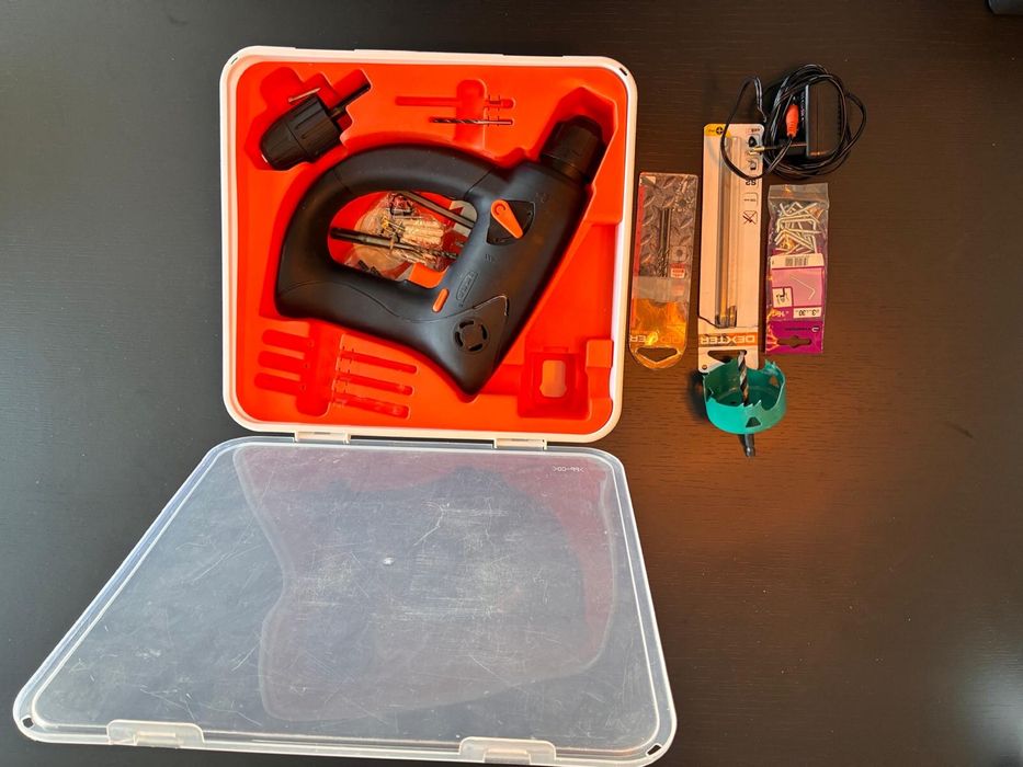 Caixa de ferramentas com varias ferramentas, furadeira