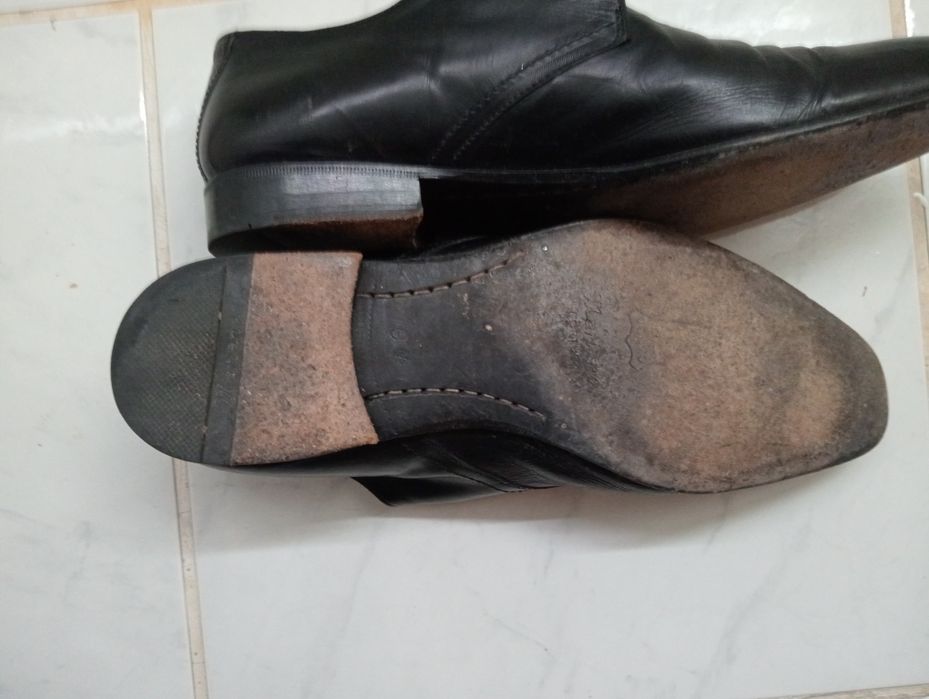 Sapatos em pele . impecáveis.43