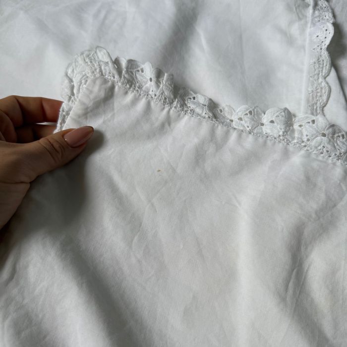 Білі наволочки на диванні подушки з мереживом