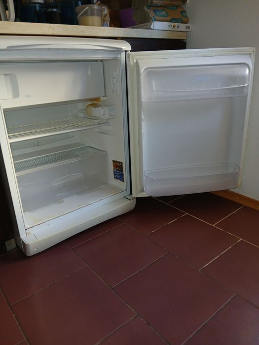 Холодильник барный Indesit