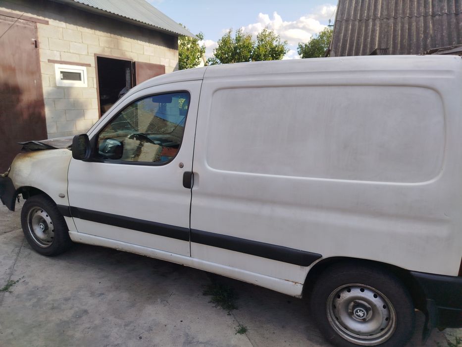 Продам авто Пежо партнер грузовой фургон после пожара в моторном отсеке 1.9 дизель