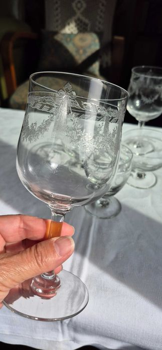 Conjunto de copos com decoração clássica