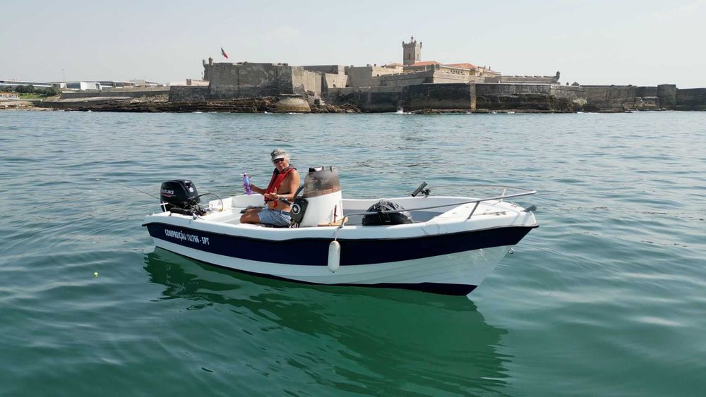 Embarcação de recreio em bom estado