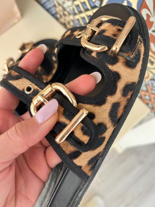 Шльопанці від Zara