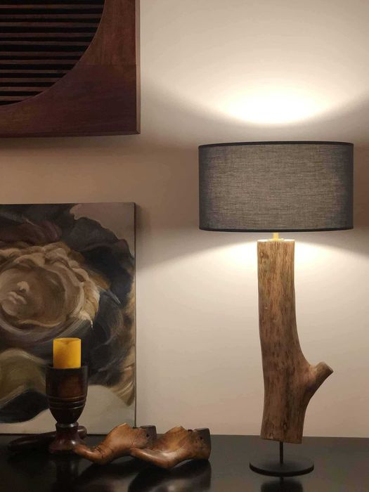 Candeeiro em tronco de árvore