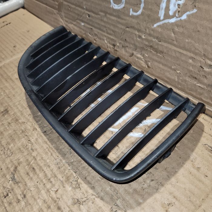 Grill atrapa nerka zderzaka przód prawa BMW Serii 3 E90 E91 2007r