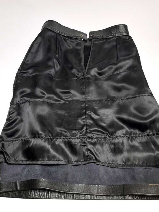 Saia Preta Folhos Pele Genuína Couro envernizado e Camurça Camadas 40