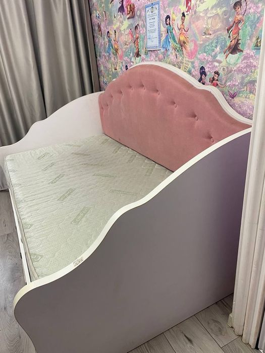 Спальный Гарнітур.Ліжко, Стіл,тумпа, Дзеркало, поличка, пуфік