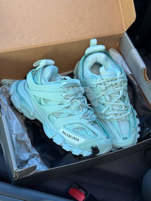 Кросівки balenciaga track жіночі в кольорах.