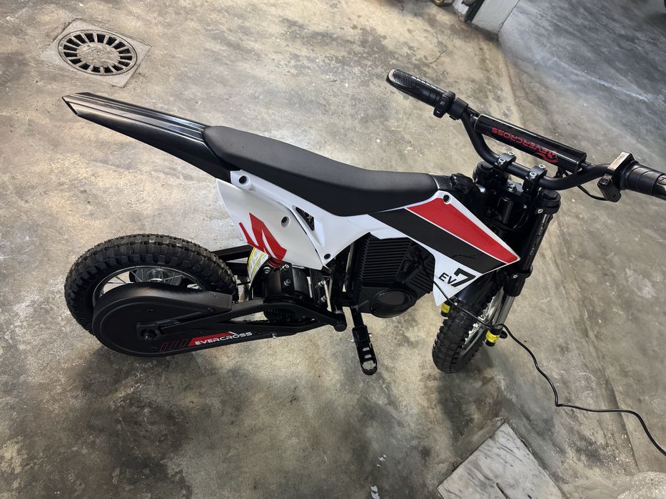 Vendo moto de crianca bateria nova