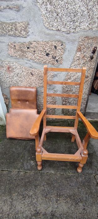 Caldeirão em madeira maciça e couro sintético