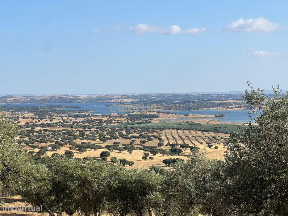 Moradia com 2 Frações Independentes para Recuperação Total, Terreno 84