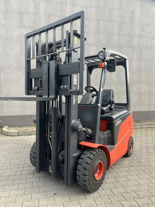 Woózek widłowy Linde E25