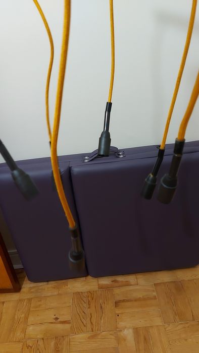 Candeeiro de teto amarelo e preto