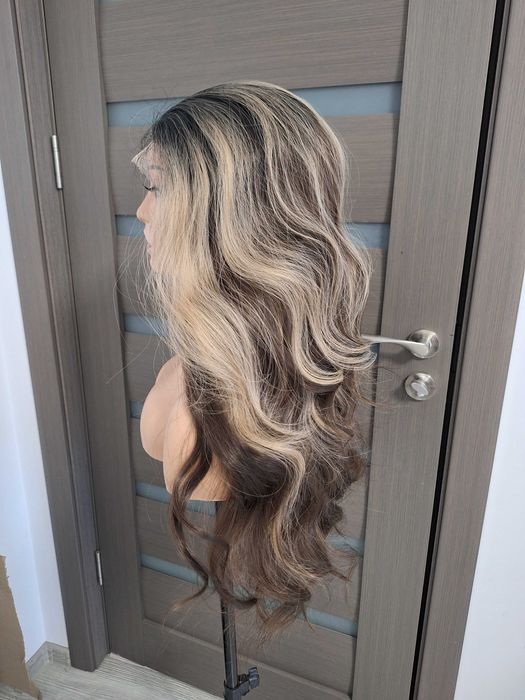 Długa czekoladowa peruka z ombre i blond pasemkami na siateczce