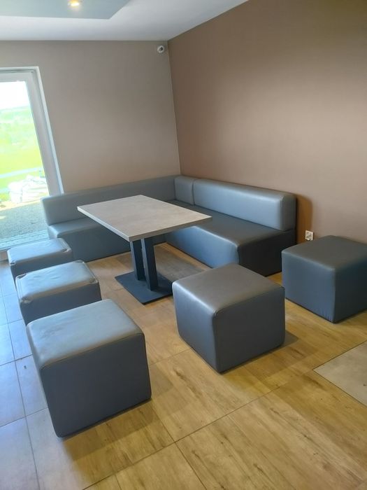 Meble stół narożnik pufy