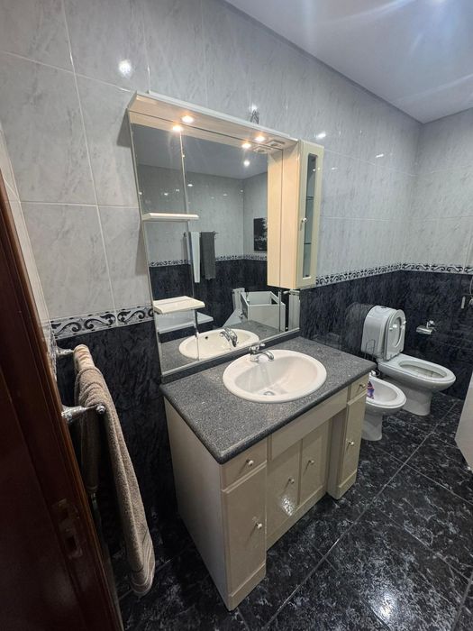 Móvel de casa de banho com espelho