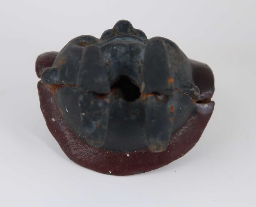 Mealheiro antigo em ferro fundido